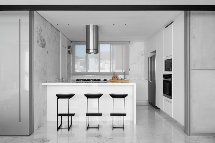 Белая квартира для ценителей бразильского модернизма