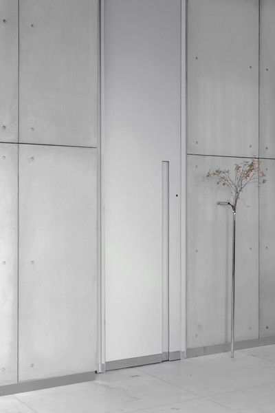 Белая квартира для ценителей бразильского модернизма