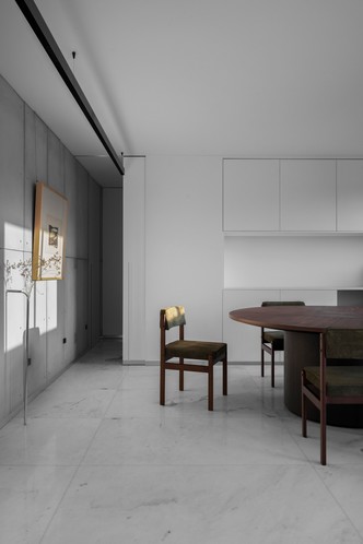 Белая квартира для ценителей бразильского модернизма