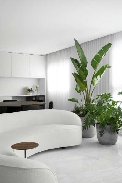 Белая квартира для ценителей бразильского модернизма