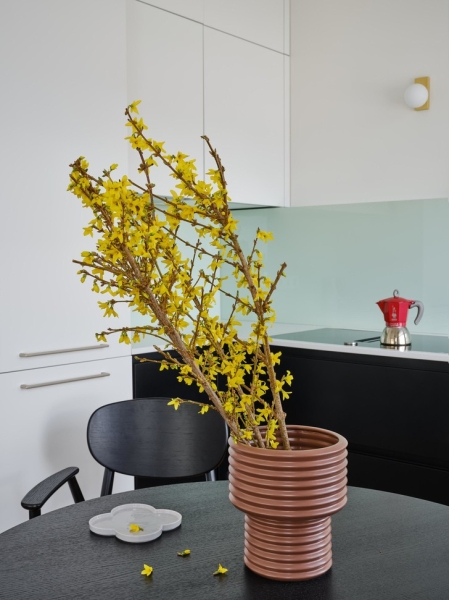 Белая квартира с цветными акцентами 55 м²