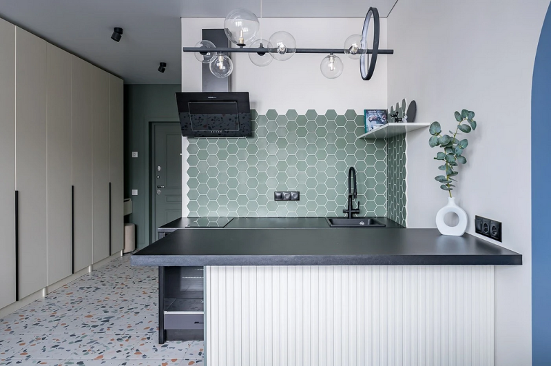 Как извлечь максимум пользы из маленькой кухни: 5 примеров от дизайнеров