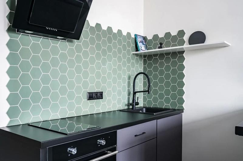 Как извлечь максимум пользы из маленькой кухни: 5 примеров от дизайнеров