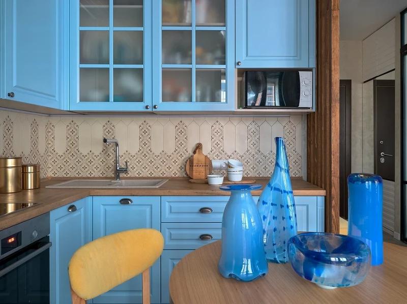 Как извлечь максимум пользы из маленькой кухни: 5 примеров от дизайнеров