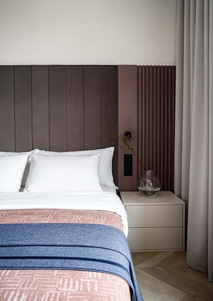 Как в однокомнатной квартире 36 кв. м выделить спальню, кухню-гостиную и гардеробную? Реальный пример интерьера