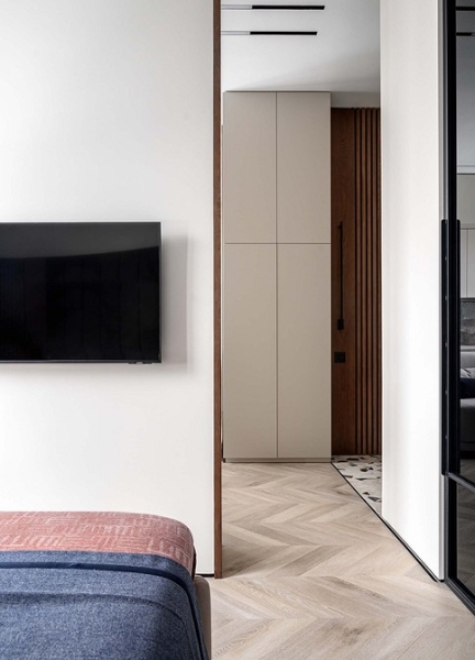 Как в однокомнатной квартире 36 кв. м выделить спальню, кухню-гостиную и гардеробную? Реальный пример интерьера