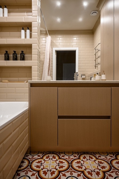 Кухня в коридоре и три отдельные спальни: семейная квартира 80 кв. м с перепланировкой от дизайнера