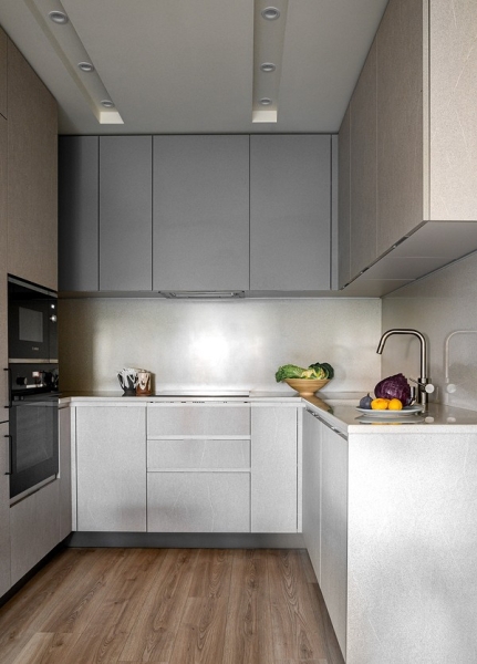 Кухня в коридоре и три отдельные спальни: семейная квартира 80 кв. м с перепланировкой от дизайнера