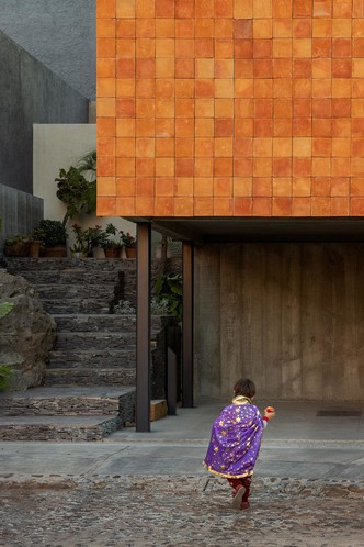 Бетон и терракота: дом в Мексике с разными фасадами