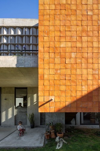Бетон и терракота: дом в Мексике с разными фасадами