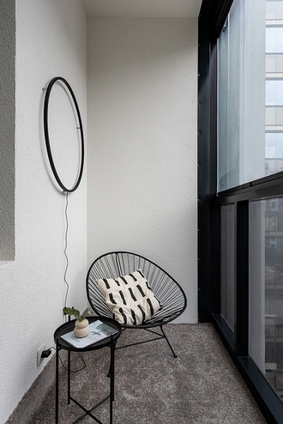 
                                До и после: покрасили обои от застройщика и создали классный интерьер! Как дизайнер переделала однушку 33 кв. м                            