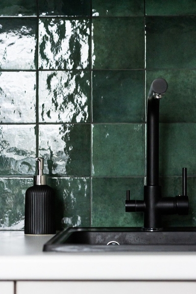 
                                До и после: покрасили обои от застройщика и создали классный интерьер! Как дизайнер переделала однушку 33 кв. м                            