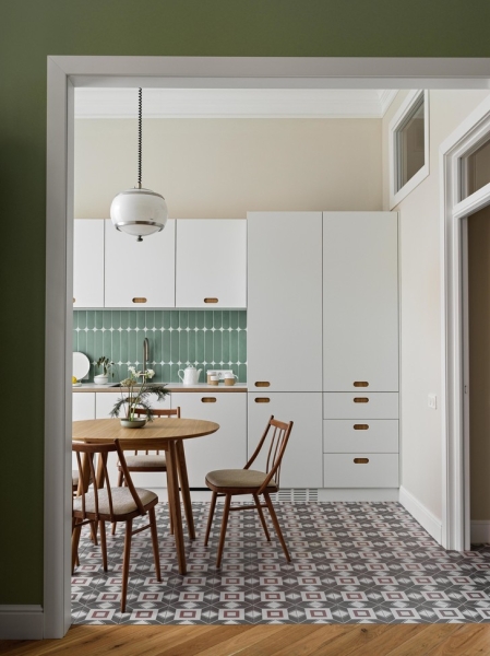 Интерьер в стиле ИКЕА 1960-х в старом доме Санкт-Петербурга