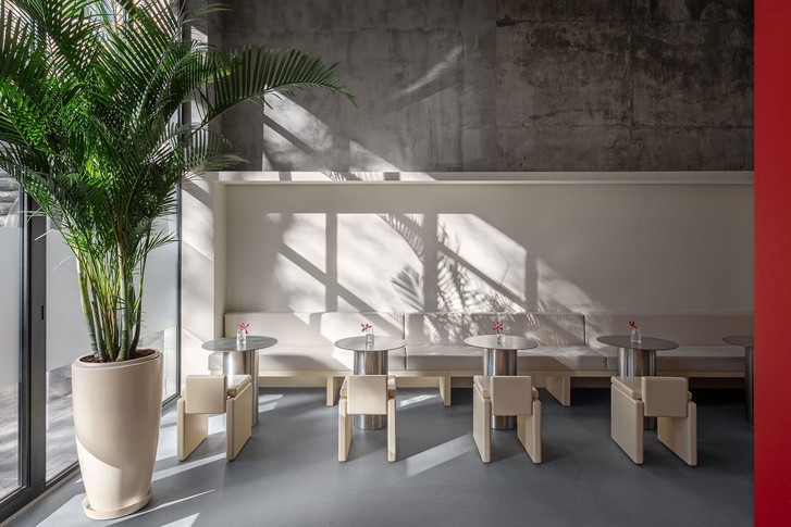 Красное и серое: ресторан Chicos в Тбилиси