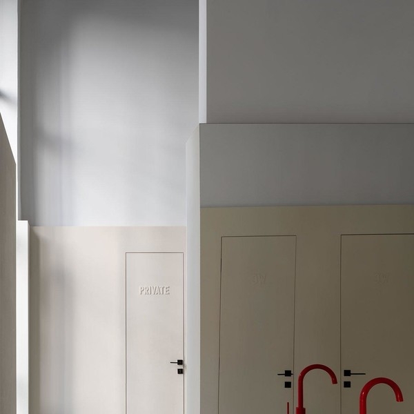 Красное и серое: ресторан Chicos в Тбилиси