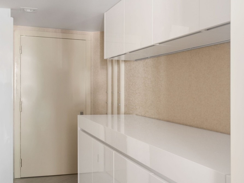 Кухня в коридоре: плюсы и минусы, особенности согласования и 4 варианта планировки (62 фото)