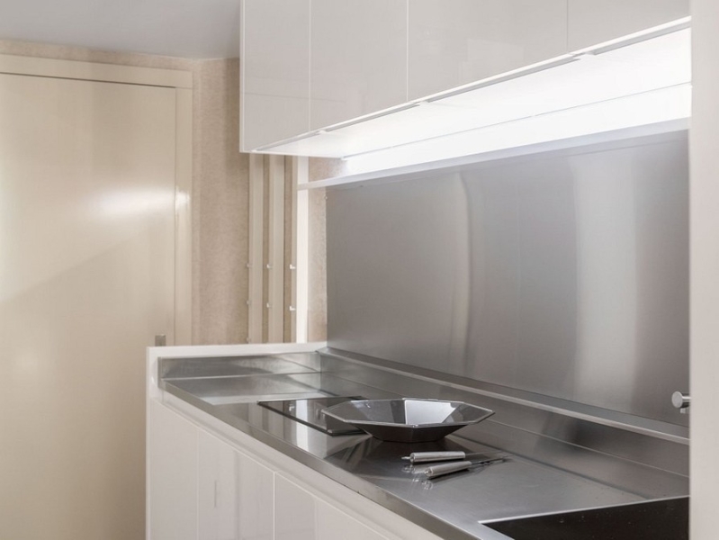 Кухня в коридоре: плюсы и минусы, особенности согласования и 4 варианта планировки (62 фото)