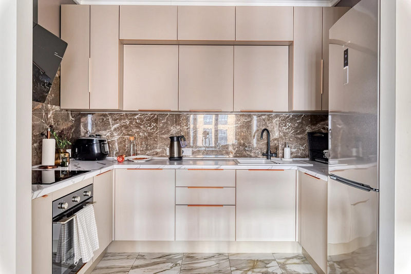 Кухня в коридоре: плюсы и минусы, особенности согласования и 4 варианта планировки (62 фото)