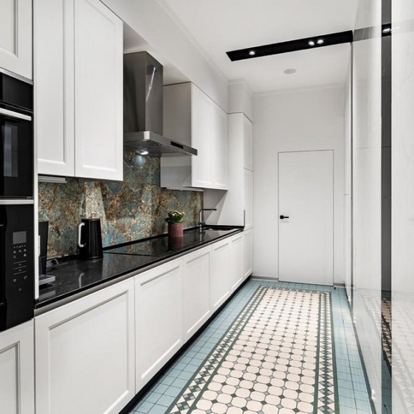 Кухня в коридоре: плюсы и минусы, особенности согласования и 4 варианта планировки (62 фото)