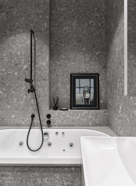 Квартира в серых тонах с яркими акцентами 54 м²