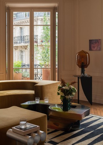 Современный интерьер в классической «османской» парижской квартире