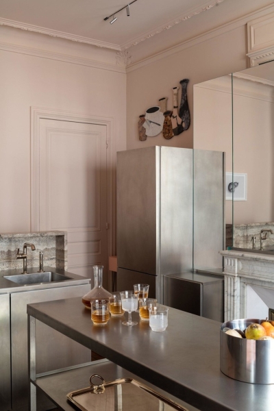 Современный интерьер в классической «османской» парижской квартире