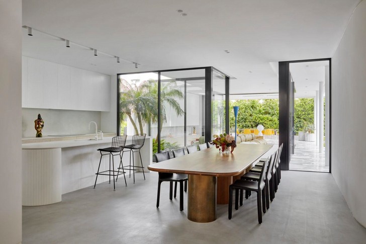 Белый снаружи и яркий внутри: дом для молодой семьи в Сиднее