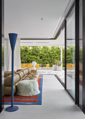 Белый снаружи и яркий внутри: дом для молодой семьи в Сиднее