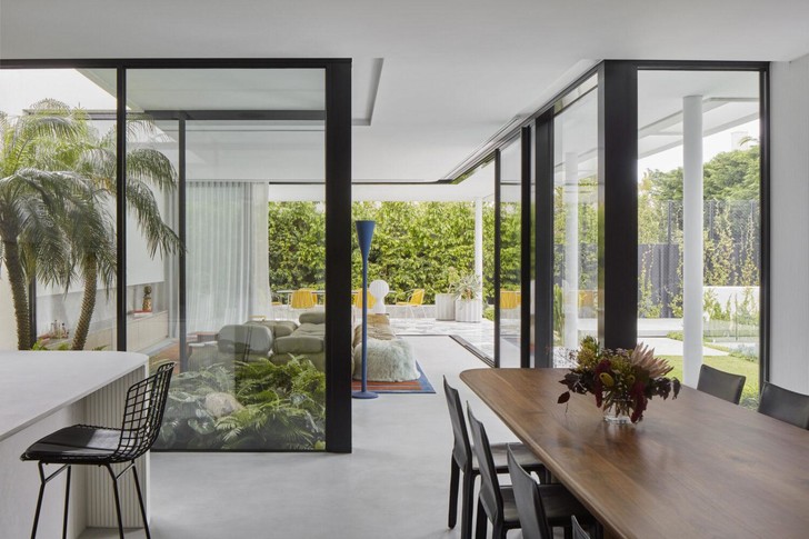 Белый снаружи и яркий внутри: дом для молодой семьи в Сиднее