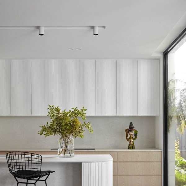 Белый снаружи и яркий внутри: дом для молодой семьи в Сиднее