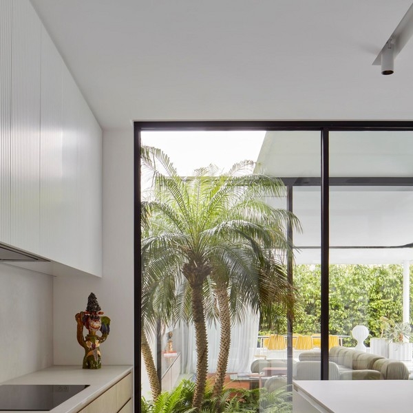 Белый снаружи и яркий внутри: дом для молодой семьи в Сиднее