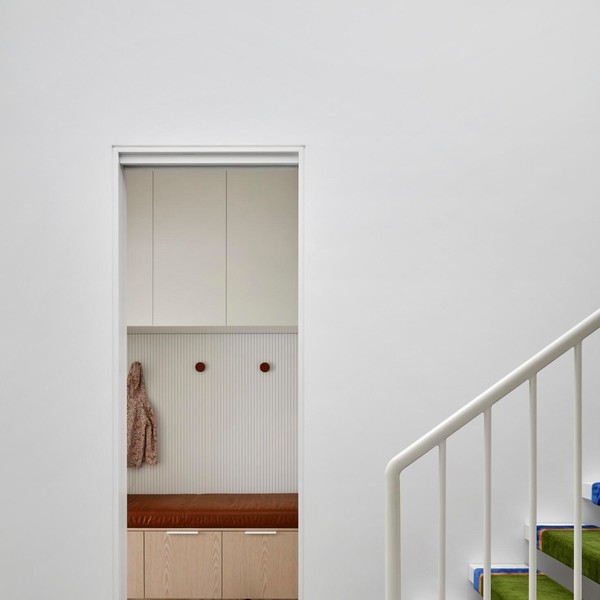 Белый снаружи и яркий внутри: дом для молодой семьи в Сиднее