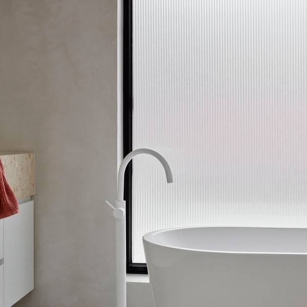 Белый снаружи и яркий внутри: дом для молодой семьи в Сиднее