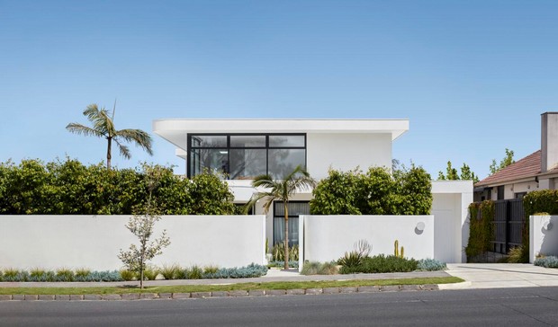 Белый снаружи и яркий внутри: дом для молодой семьи в Сиднее