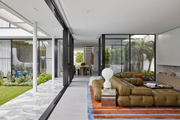 Белый снаружи и яркий внутри: дом для молодой семьи в Сиднее