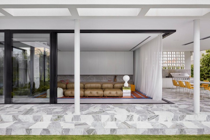 Белый снаружи и яркий внутри: дом для молодой семьи в Сиднее