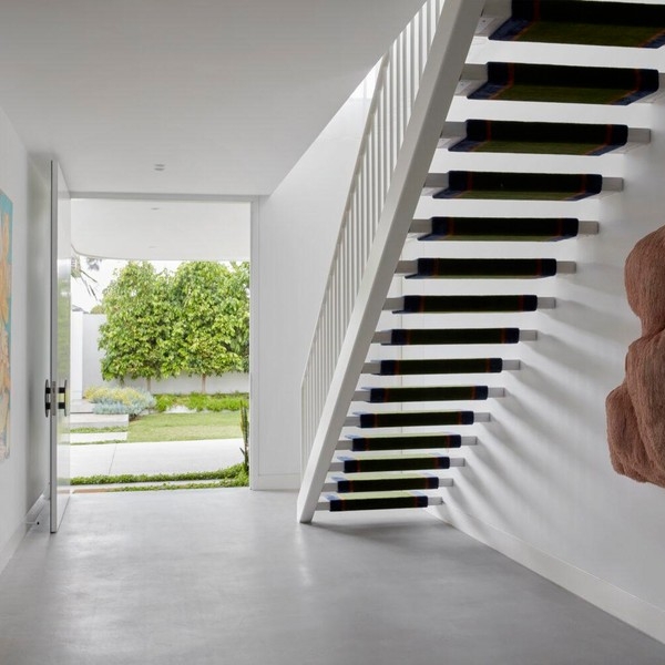 Белый снаружи и яркий внутри: дом для молодой семьи в Сиднее