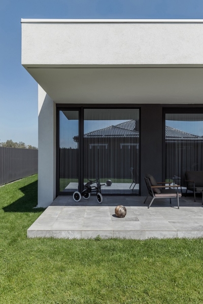 
                                Чистый минимализм: загородный дом в Ростове-на-Дону для семьи с ребенком                            