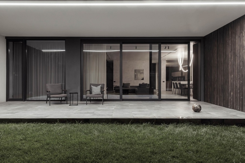 
                                Чистый минимализм: загородный дом в Ростове-на-Дону для семьи с ребенком                            