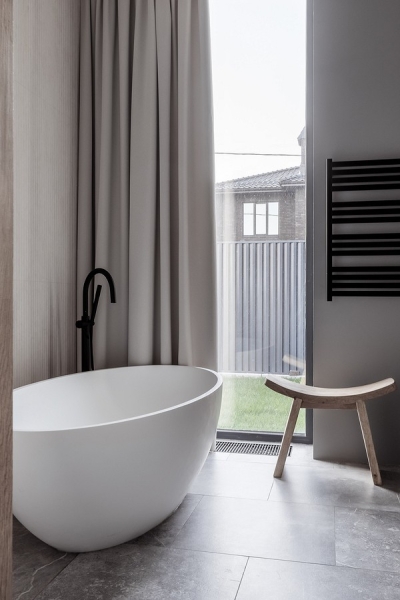 
                                Чистый минимализм: загородный дом в Ростове-на-Дону для семьи с ребенком                            