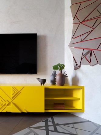 Яркий и динамичный интерьер в московской сталинке