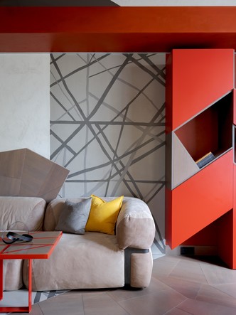 Яркий и динамичный интерьер в московской сталинке