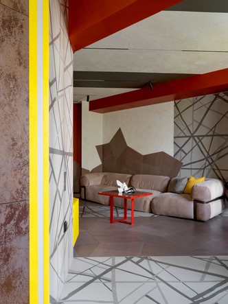 Яркий и динамичный интерьер в московской сталинке