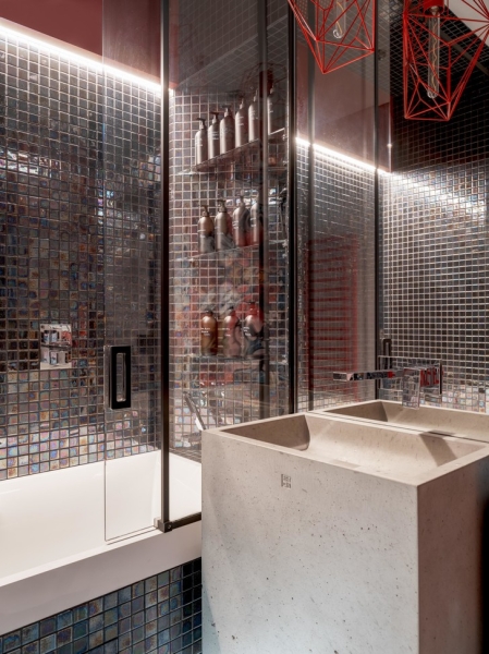 Яркий и динамичный интерьер в московской сталинке