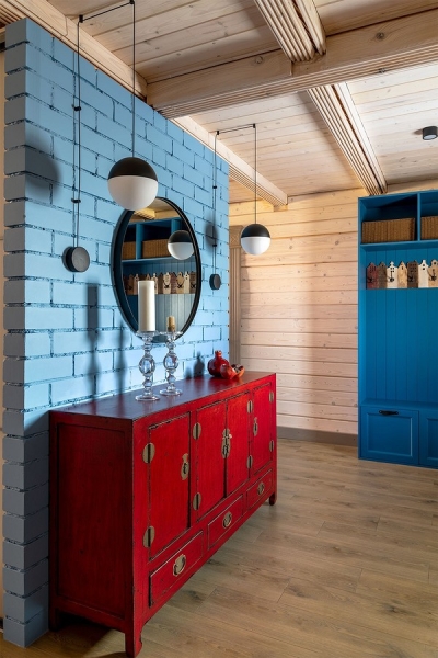 Как дизайнер оформила компактный домик 112 кв. м из бруса для семьи