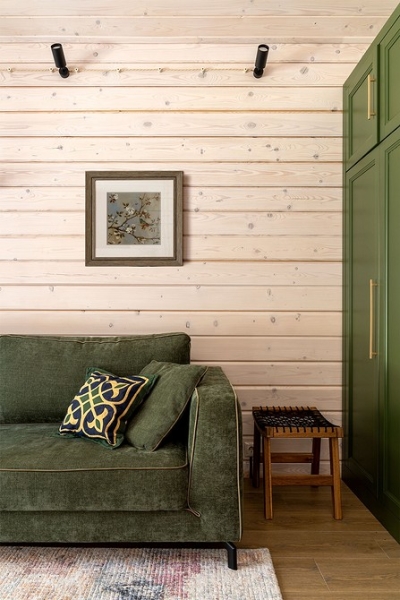 Как дизайнер оформила компактный домик 112 кв. м из бруса для семьи