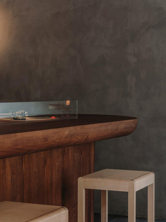 Минималистский бар-пещера в Мадриде