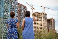 Потерявшему дом 90-летнему мужчине пришлось жить в собачьей будке