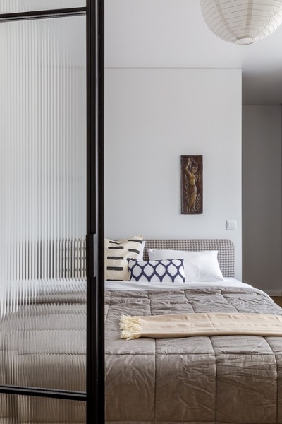 
                                Спальня в хрущевке: 4 потрясающих примера от дизайнеров                            