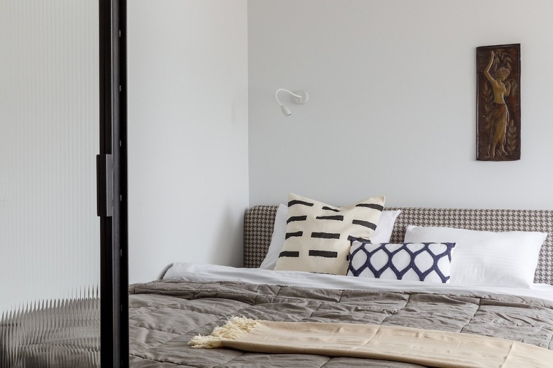 
                                Спальня в хрущевке: 4 потрясающих примера от дизайнеров                            